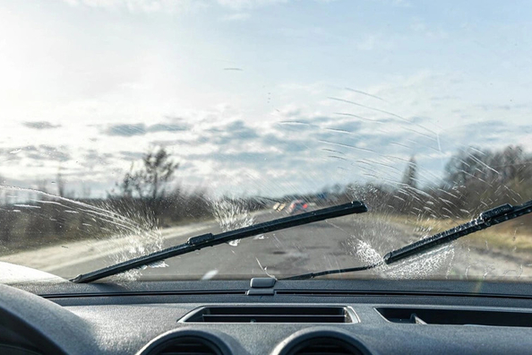 ¿Por qué los limpiaparabrisas rayan las ventanas del coche?