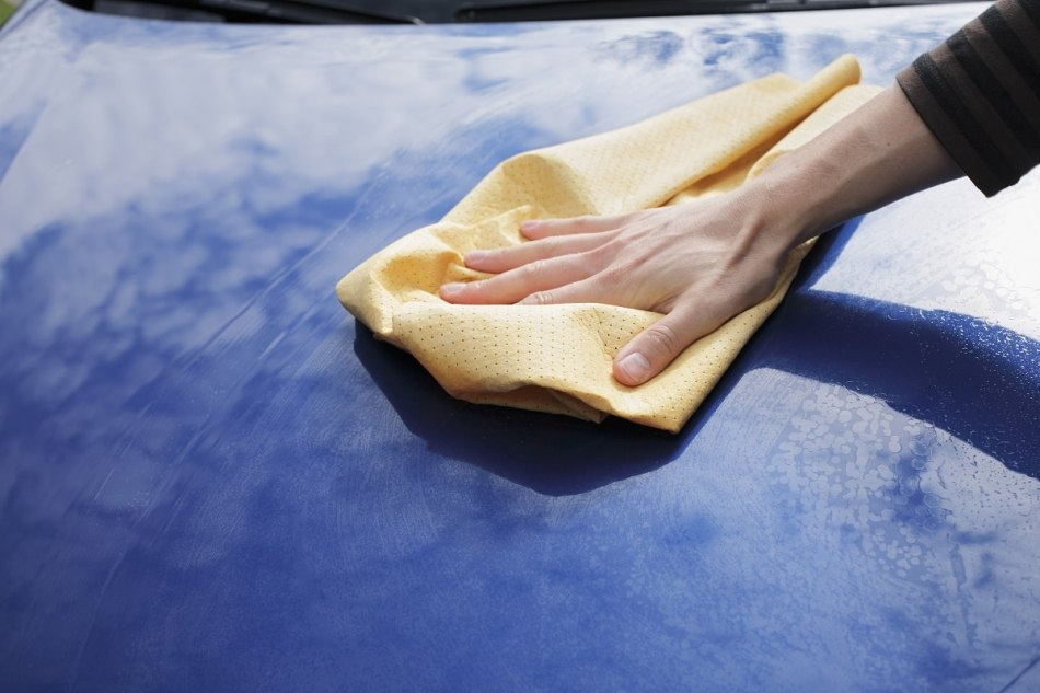 ¿Cómo quitar manchas en un coche después de lavarlo?