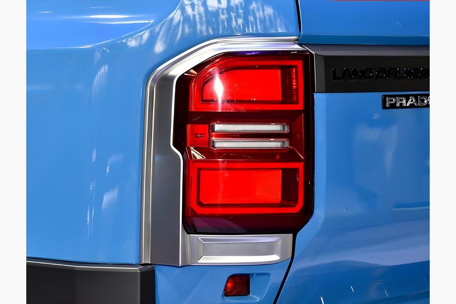 Toyota Land Cruiser Prado 250 2023- Cubiertas Cromadas para Luces Traseras Image