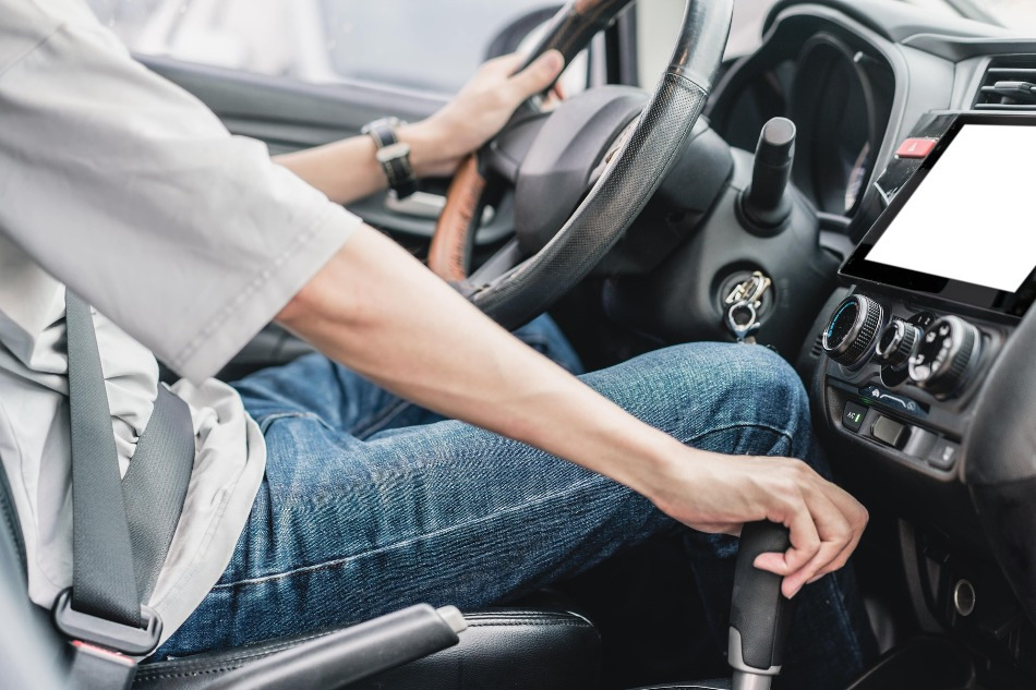 ¿Cómo afecta el estilo de conducción al consumo de combustible de un coche?