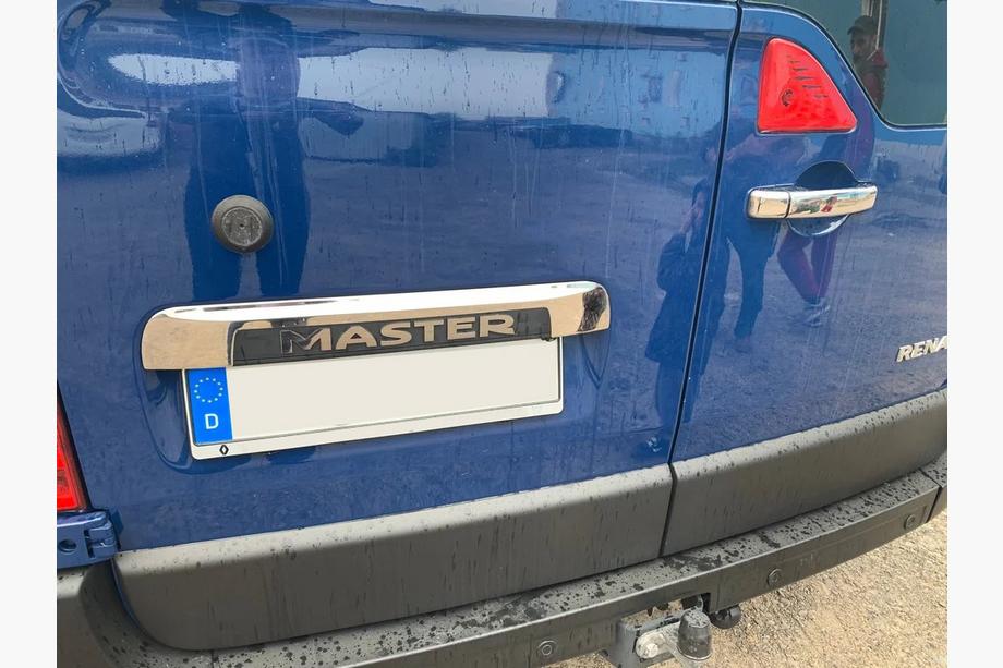 Renault Master 2011-2023 Moldura de acero inoxidable sobre la matrícula Image