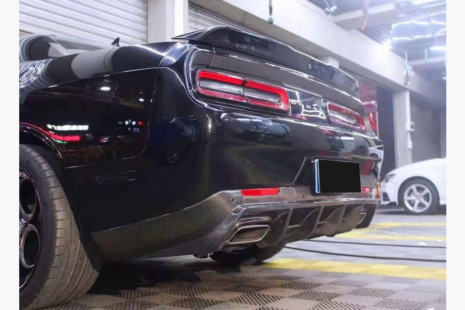 Dodge Challenger 2008-2023 Difusor Parachoques Trasero (Carbono) Image