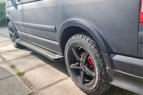 Volkswagen T5 2010-2015 Estribos laterales tipo X5 negro (2 uds., aluminio) Batalla Larga foto 4