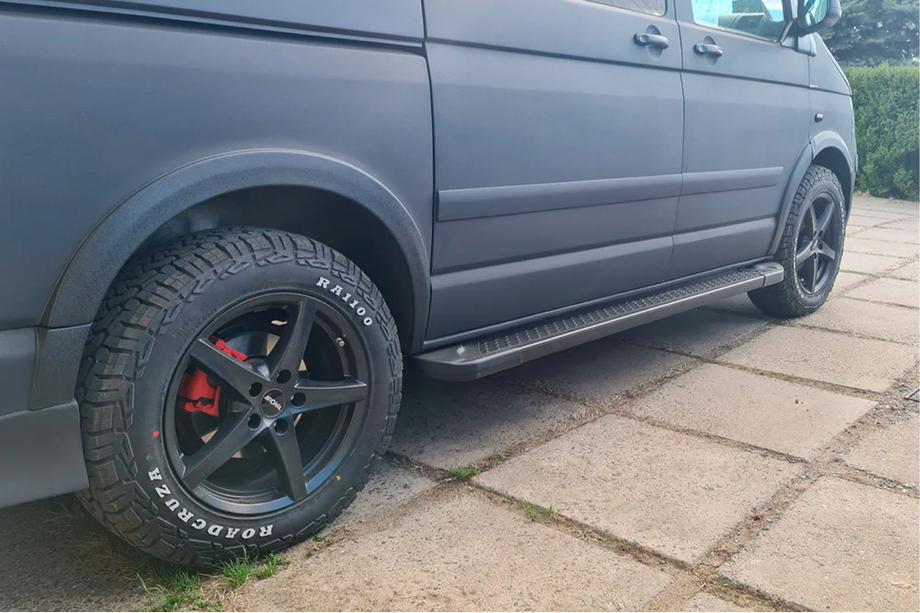 Volkswagen T5 2010-2015 Estribos laterales tipo X5 negro (2 uds., aluminio) Batalla Larga Image