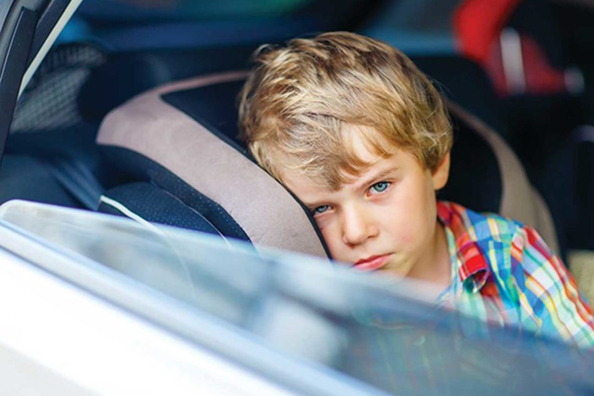 ¿Qué hacer si un niño es balanceado en el coche?