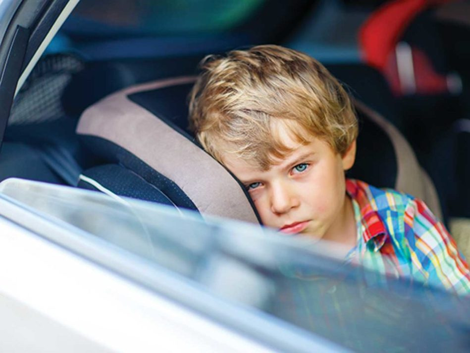 ¿Qué hacer si un niño es balanceado en el coche?