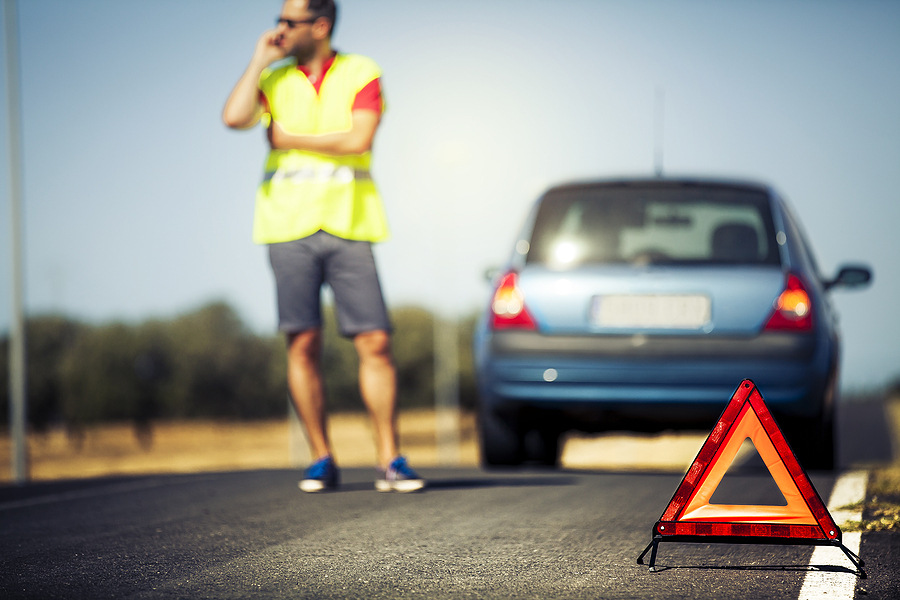 El coche se averió en la carretera: instrucciones paso a paso sobre qué hacer.