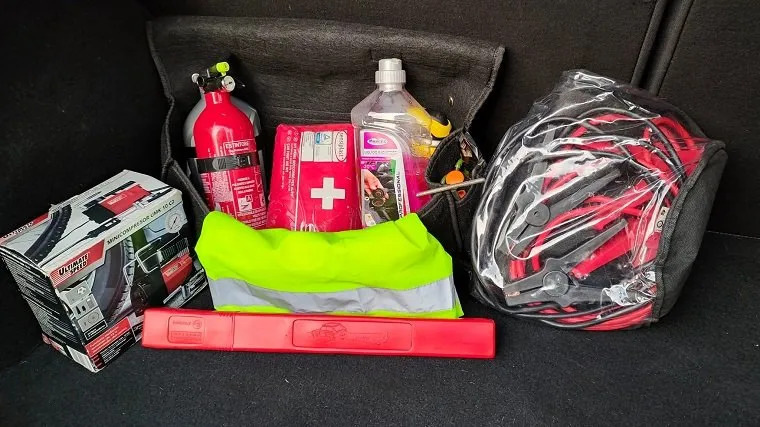 ¿Qué herramientas deben estar siempre en el coche? Tu kit de viaje