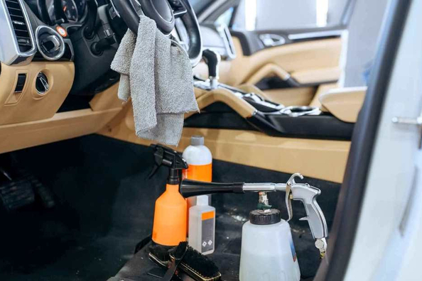 ¿Puedo limpiar en seco el interior de mi coche yo mismo?