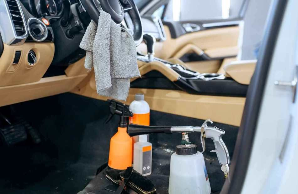 ¿Puedo limpiar en seco el interior de mi coche yo mismo?