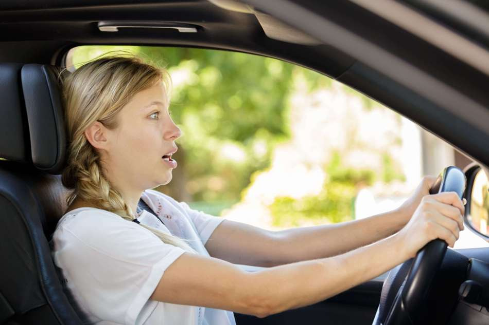 ¿Cómo dejar de estar nervioso al conducir por primera vez?