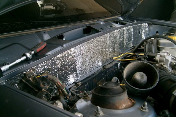 ¿Vale la pena insonorizar el compartimento del motor de un coche?