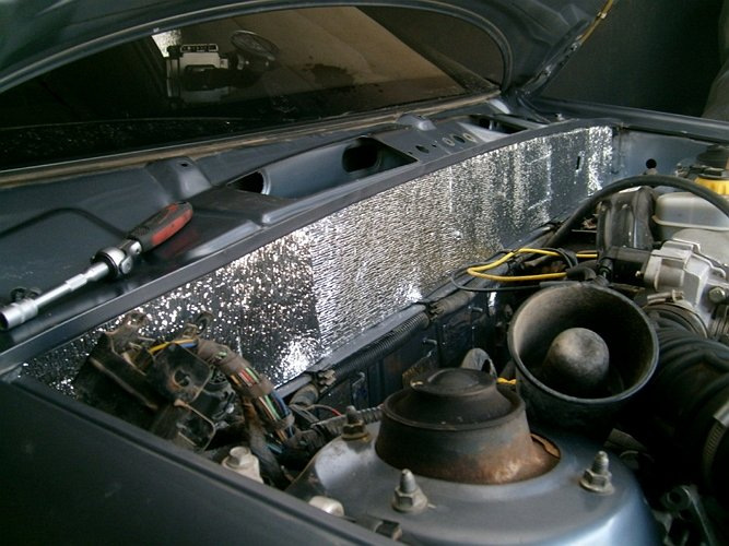 ¿Vale la pena insonorizar el compartimento del motor de un coche?
