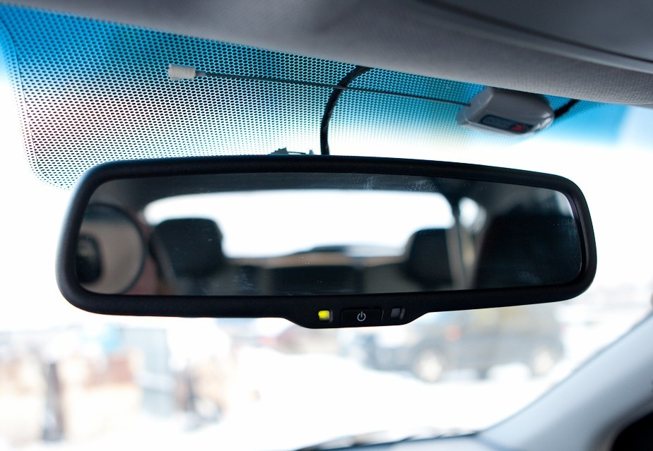 ¿Cómo elegir el espejo retrovisor perfecto para tu coche?