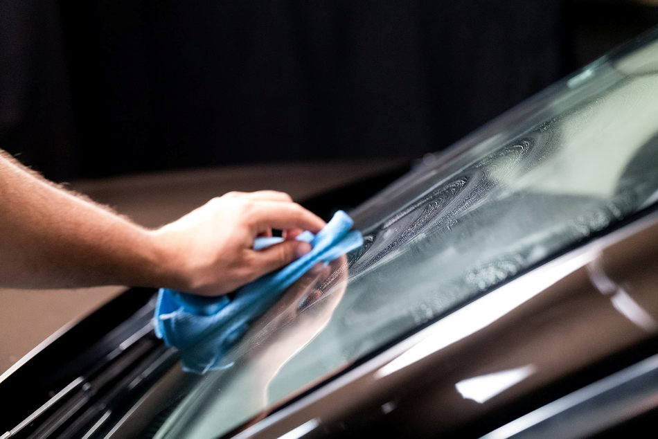 ¿Puedo aplicar cera al vidrio del auto?