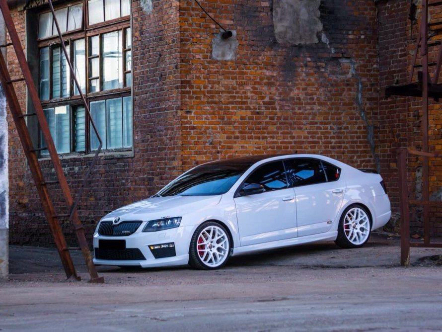 ¿Qué color de llantas combinarán con un coche blanco?