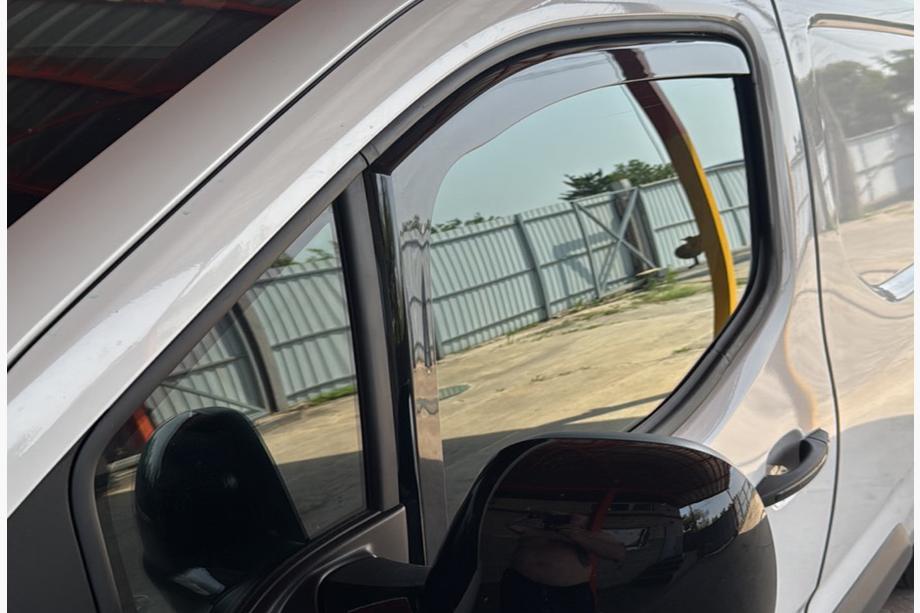 Fiat Doblo III 2023- Deflectores de aire encastrables Niken Luxury (4 uds) Image