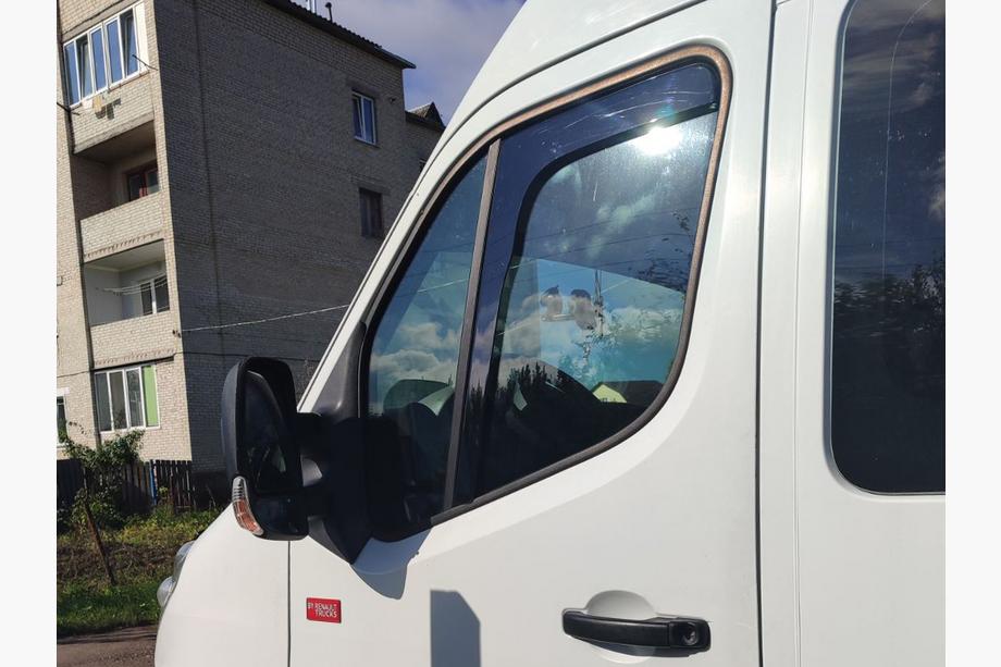Nissan NV400 2010-2024 Deflectores de viento insertables Niken Luxury (2 uds) Image