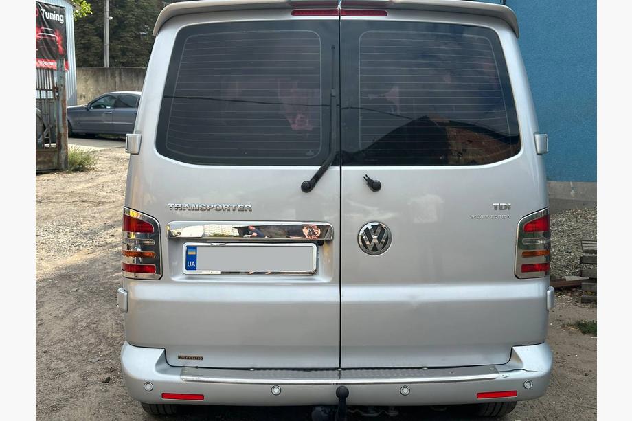 Volkswagen T5 Transporter 2003-2010 Moldura cromada sobre la matrícula para puertas traseras abatibles (acero inoxidable) Carmos - Acero Inoxidable Turco Foto 4