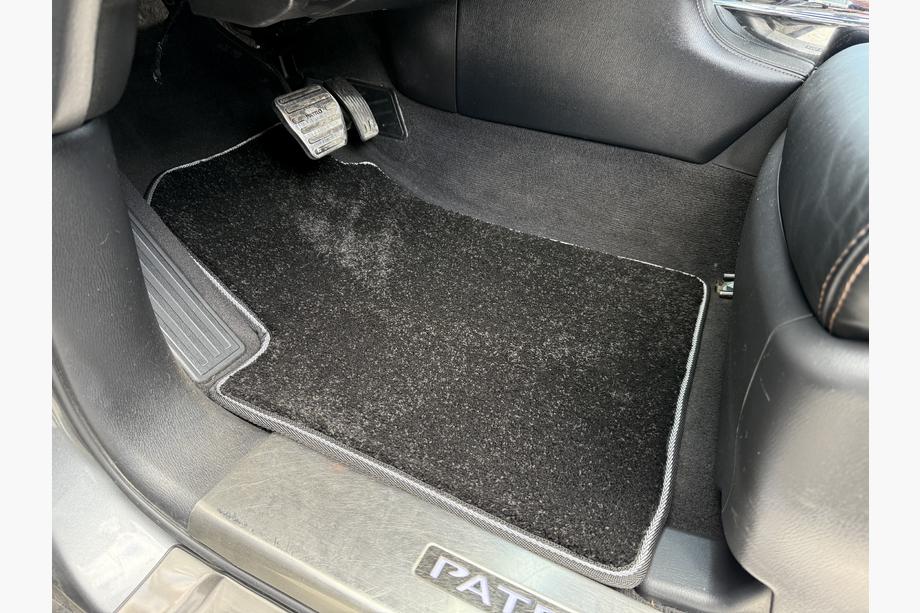 Nissan Armada 2016-2024 Alfombrillas de tela Deluxe (3 filas, Negro) Image