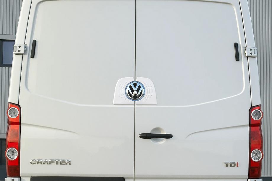 Volkswagen Crafter 2006-2016 Marco trasero del logotipo (acero inoxidable) Image