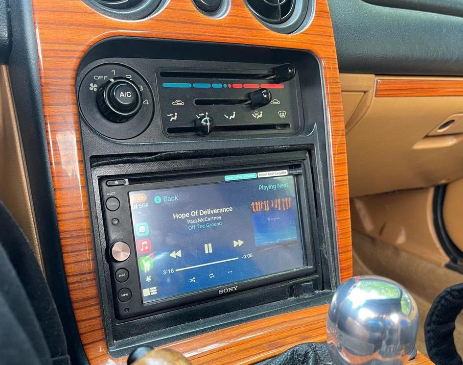 ¿Debería cambiar la radio original del coche? Ventajas y desventajas de actualizarla