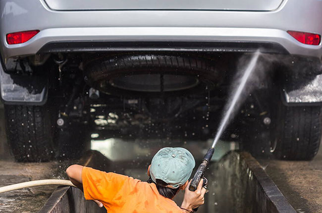 ¿Con qué frecuencia se deben lavar los bajos de un coche?