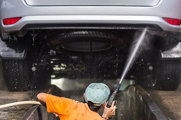 ¿Con qué frecuencia se deben lavar los bajos de un coche?