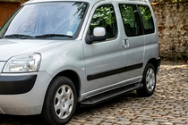 Peugeot Partner 1996-2008 Estribos Laterales Allmond Black (2 uds., Aluminio) foto 1