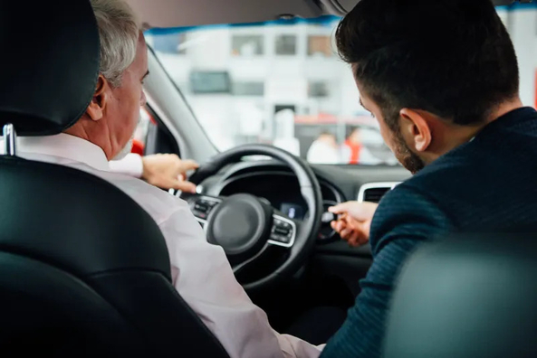 ¿Debo comprar un coche en un concesionario?