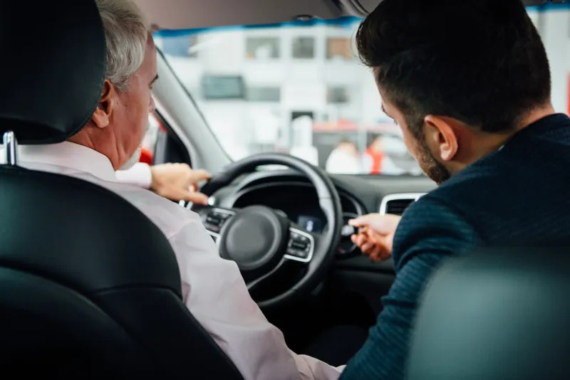 ¿Debo comprar un coche en un concesionario?