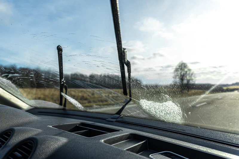 ¿Por qué chirrían los limpiaparabrisas del coche y cómo solucionarlo?