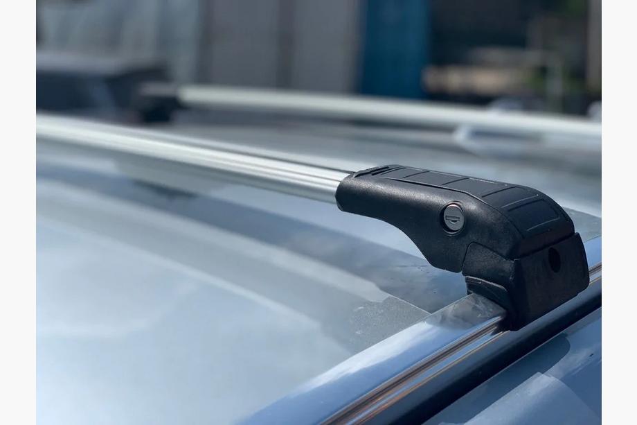 Peugeot Partner/Rifter 2019- Barras de techo (travesaños) para rieles integrados Wingbar V2 (2 uds) Negro Foto 3