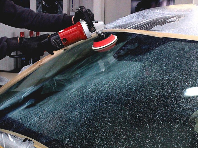 ¿Cuándo debes pulir el cristal de tu coche?