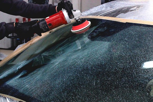 ¿Cuándo debes pulir el cristal de tu coche?
