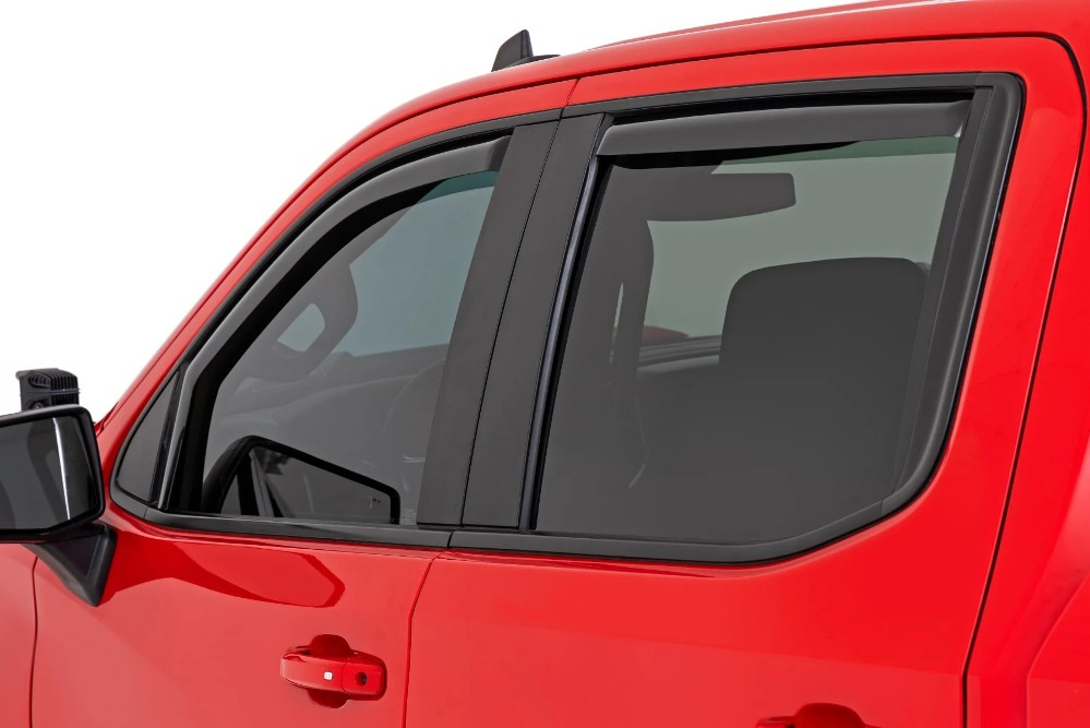 ¿Cuál es la función de los deflectores de viento en las ventanas del coche?