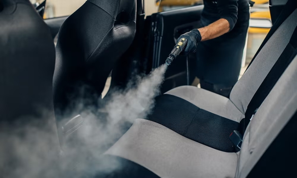 ¿Cómo limpiar el interior de un coche lleno de humo?