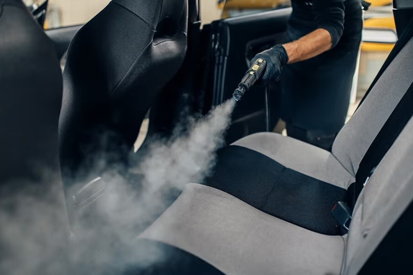 ¿Cómo limpiar el interior de un coche lleno de humo?