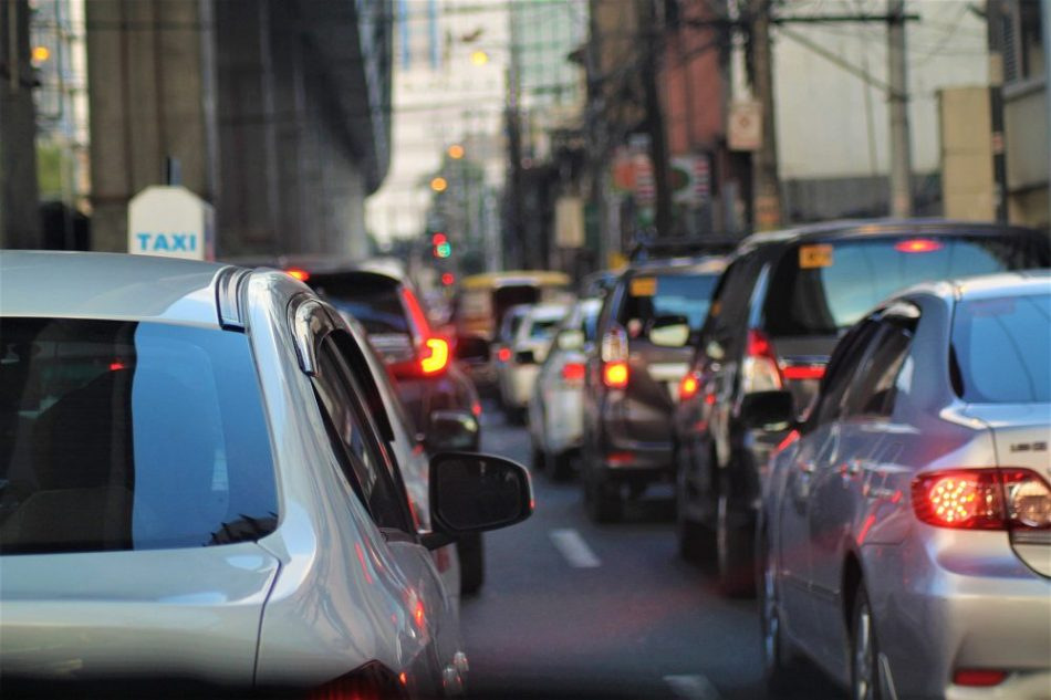 Cómo ahorrar combustible en atascos: consejos sencillos para un conductor urbano
