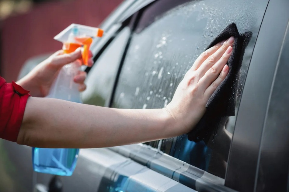 Productos químicos automotrices útiles para el cuidado de los cristales del coche.