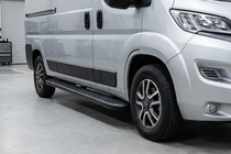 Citroen Jumper 2007-2025 Estribos Laterales Bosphorus Black (2 uds., Aluminio) foto 1