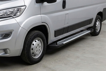 Fiat Ducato 2006-2025 Estribos Laterales Line (2 uds., Aluminio) foto 1
