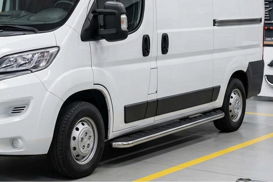 Fiat Ducato 2006-2025 Estribos Laterales Maydos V1 (2 uds., Aluminio y Acero Inoxidable) Image