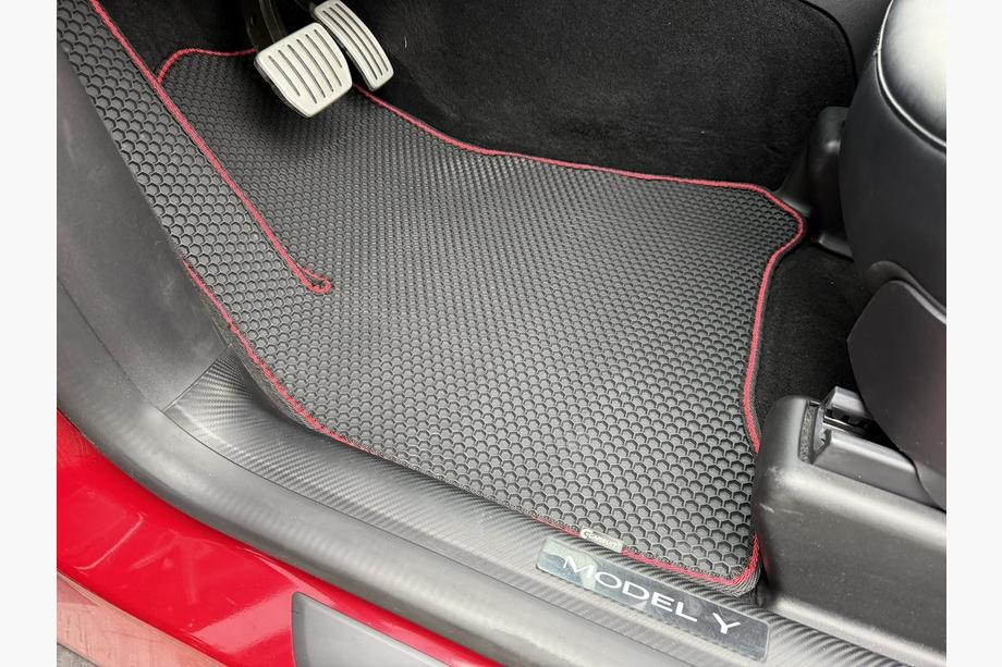 Tesla Model Y 2020- Alfombrillas de goma Carsuit (2020-2024, negras) Image