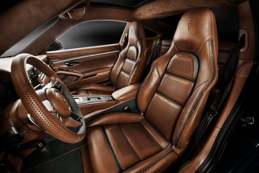 ¿Cómo restaurar el color del cuero en el interior de un coche?
