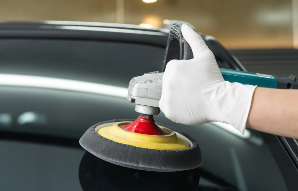 ¿Qué hace pulir el parabrisas de un coche?