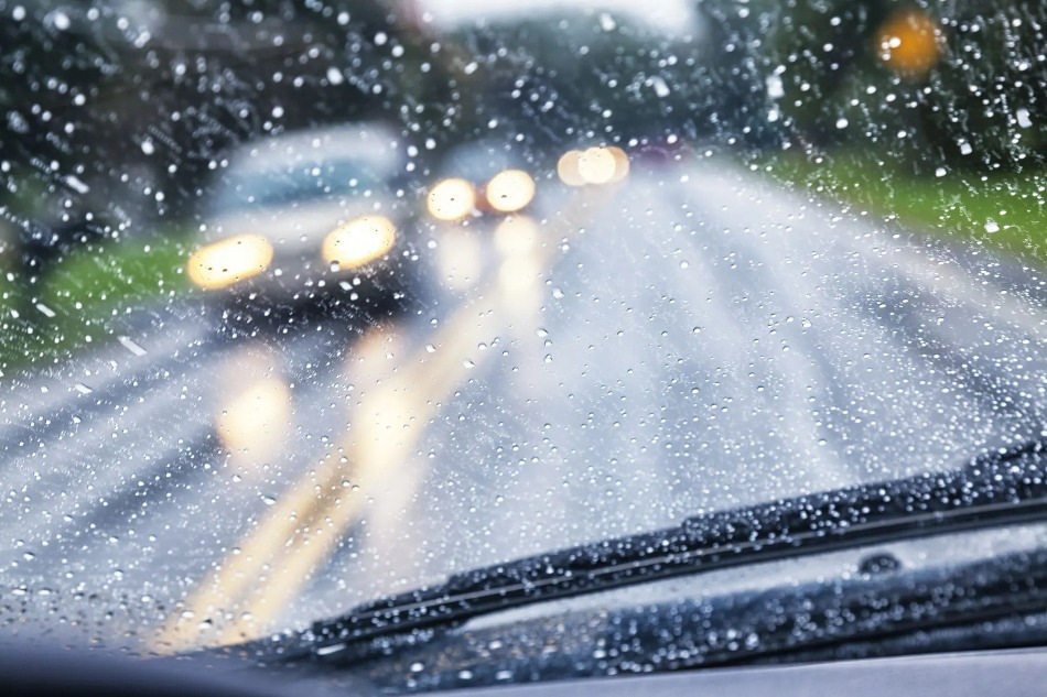 ¿Qué tan peligroso es conducir bajo una lluvia intensa?