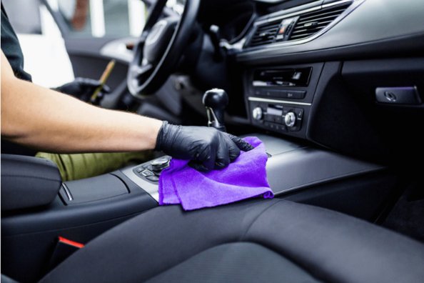 ¿Cómo refrescar el plástico del interior del coche?