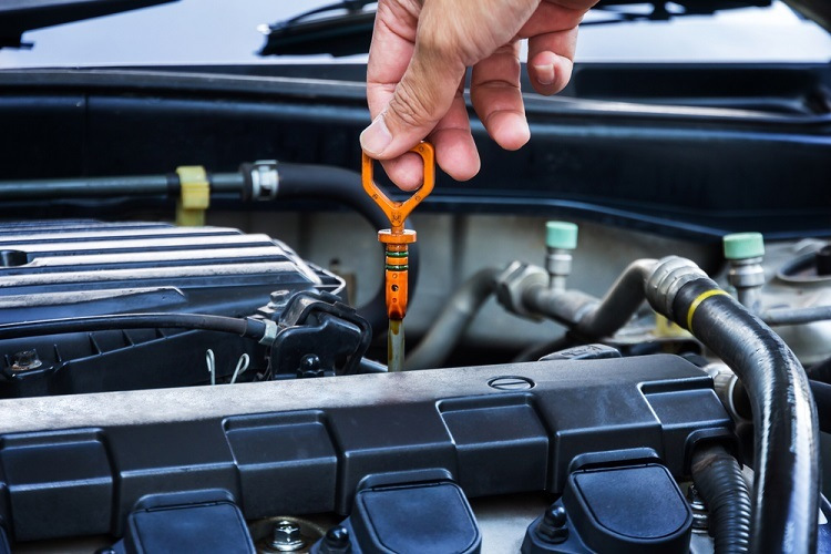 ¿Cómo comprobar correctamente el nivel de aceite del motor?