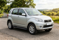 Daihatsu Terios 2006-2017 Estribos Laterales Bosphorus Black (2 uds., Aluminio) foto 1